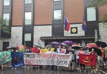 Filipino youth hold protest in Ottawa to denounce the visit of the president of the Philippines to Canada